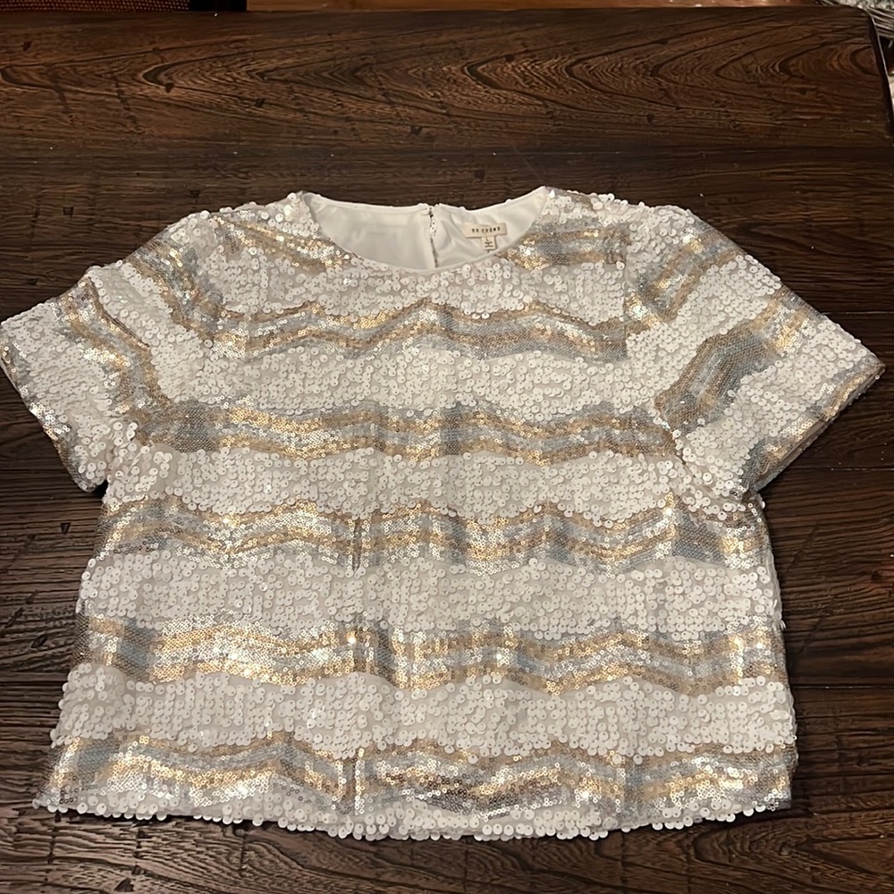 Beautiful En Crème White, Silver, and Gold boutique top.